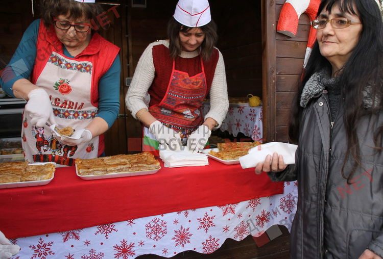 С коледни традиции, 1000 порции боб и тиквеник посрещнаха посетителите на кулинарното изложение "Коледна трапеза"