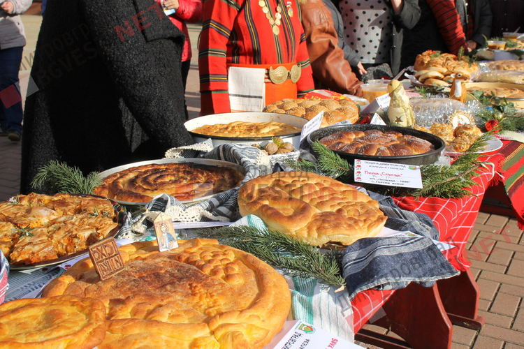 С коледни традиции, 1000 порции боб и тиквеник посрещнаха посетителите на кулинарното изложение "Коледна трапеза"