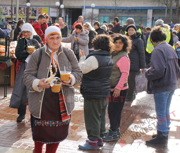 С коледни традиции, 1000 порции боб и тиквеник посрещнаха посетителите на кулинарното изложение "Коледна трапеза"
