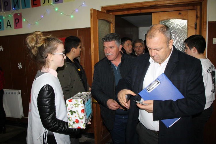 В Ардино се провежда благотворителен базар в помощ на Умут Шевкет, който се нуждае от лечение