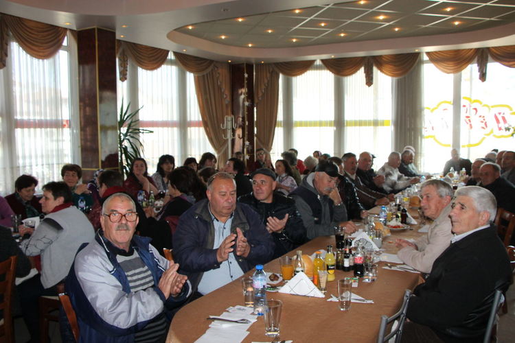 Празничен обяд за хората от златната възраст осигури Община Ардино