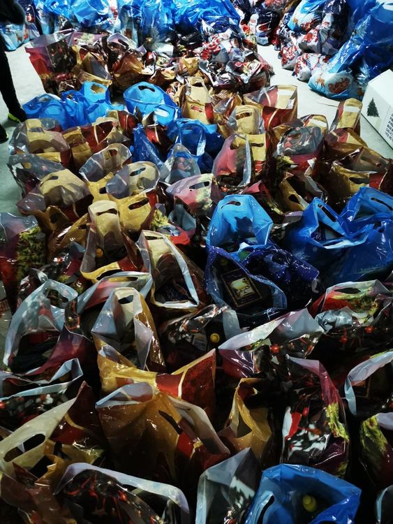 Благодетели зарадваха за Коледа  бедни  хора в града и селата