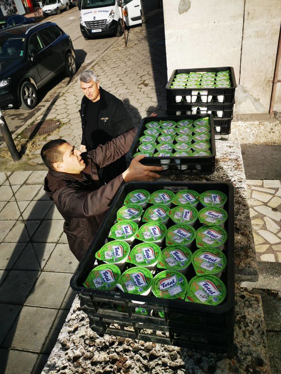 Благодетели зарадваха за Коледа  бедни  хора в града и селата