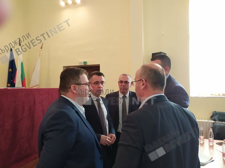 Хасан Азис: Кърджали е данъчен рай! Опозицията: Кметът размаха данъчна сопа преди празниците!