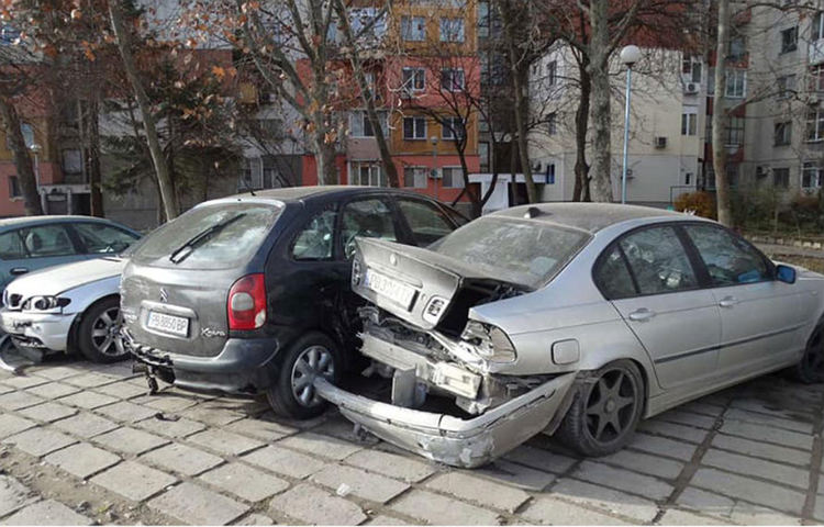 Задържаха шофьора на БМВ-то натресло се последователно в няколко коли в жк "Тракия"