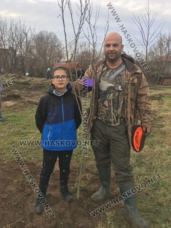Посрещнаха Дядо Коледа в Книжовник, засадиха и 60 дръвчета