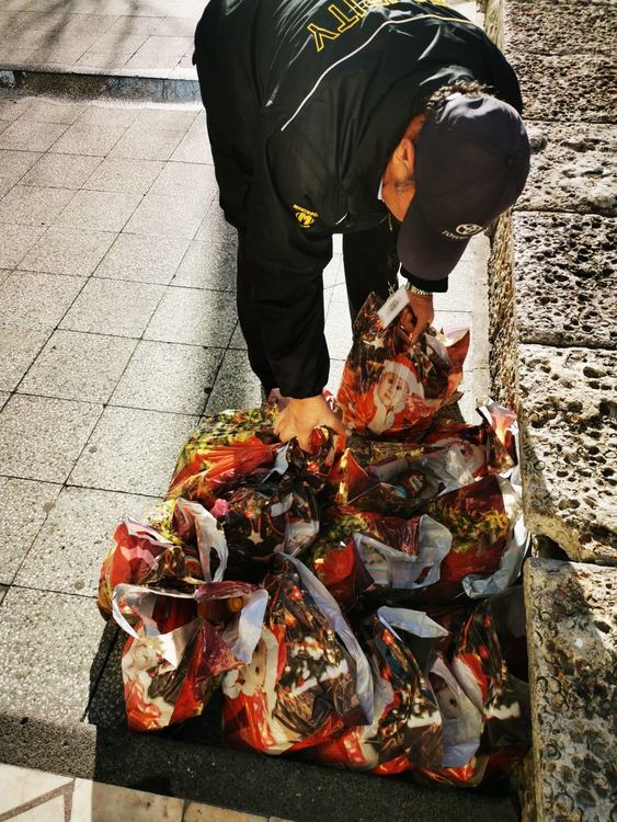 Благодетели зарадваха за Коледа  бедни  хора в града и селата