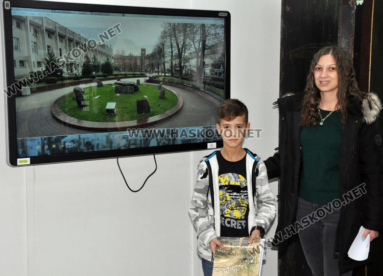 Наградиха 9-годишен ученик, запечатал магията на Хасково