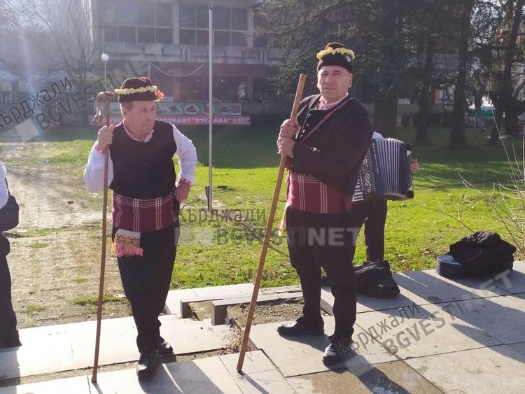 Коледари поведоха хоро в центъра на Кърджали, тракийски песни огласяха града