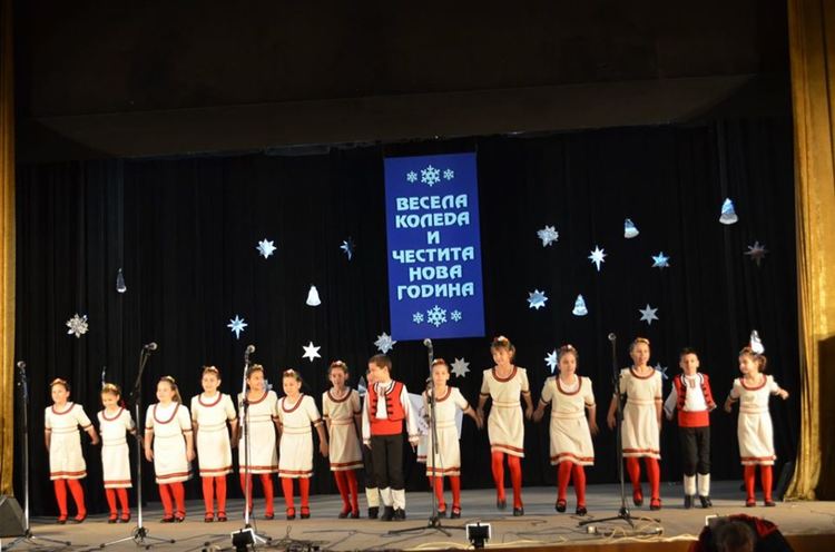 "Заедно на Коледа" събра талантливи деца и самодейци на читалищната сцена