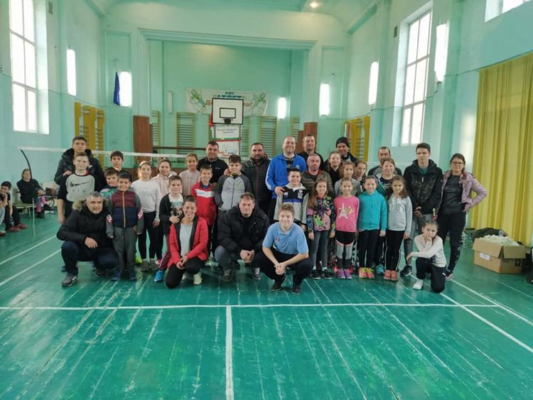 42 двойки се състезаваха в турнир за бадминтонисти и техните родители