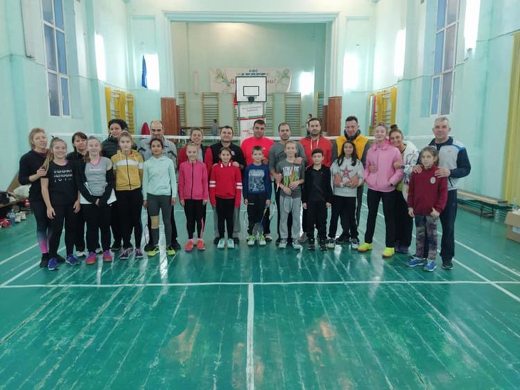 42 двойки се състезаваха в турнир за бадминтонисти и техните родители