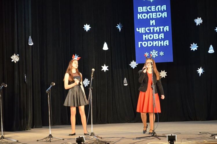 "Заедно на Коледа" събра талантливи деца и самодейци на читалищната сцена