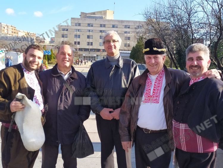 Коледари поведоха хоро в центъра на Кърджали, тракийски песни огласяха града