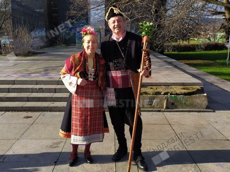 Коледари поведоха хоро в центъра на Кърджали, тракийски песни огласяха града