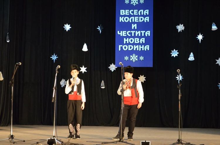 "Заедно на Коледа" събра талантливи деца и самодейци на читалищната сцена