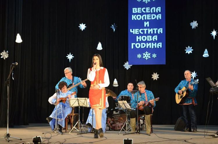 "Заедно на Коледа" събра талантливи деца и самодейци на читалищната сцена