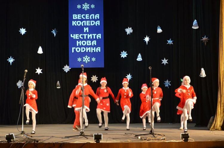 "Заедно на Коледа" събра талантливи деца и самодейци на читалищната сцена