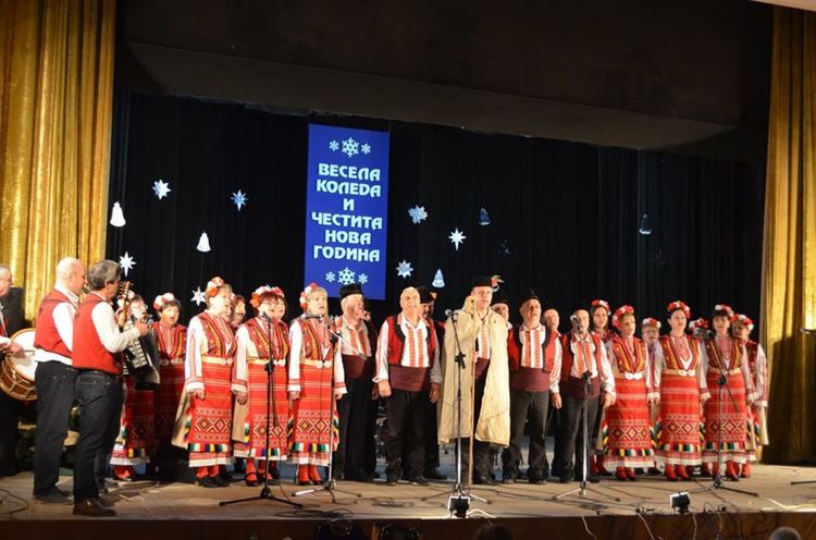 "Заедно на Коледа" събра талантливи деца и самодейци на читалищната сцена