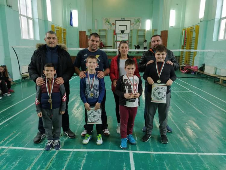 42 двойки се състезаваха в турнир за бадминтонисти и техните родители