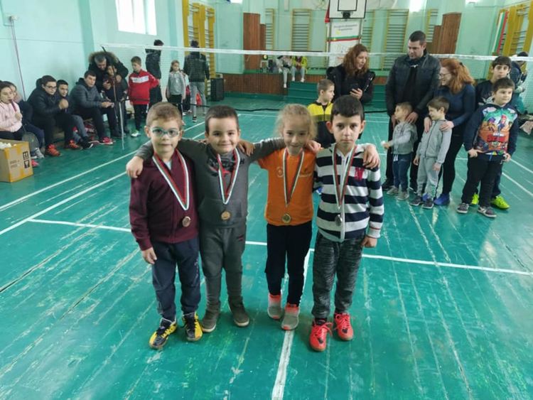 42 двойки се състезаваха в турнир за бадминтонисти и техните родители