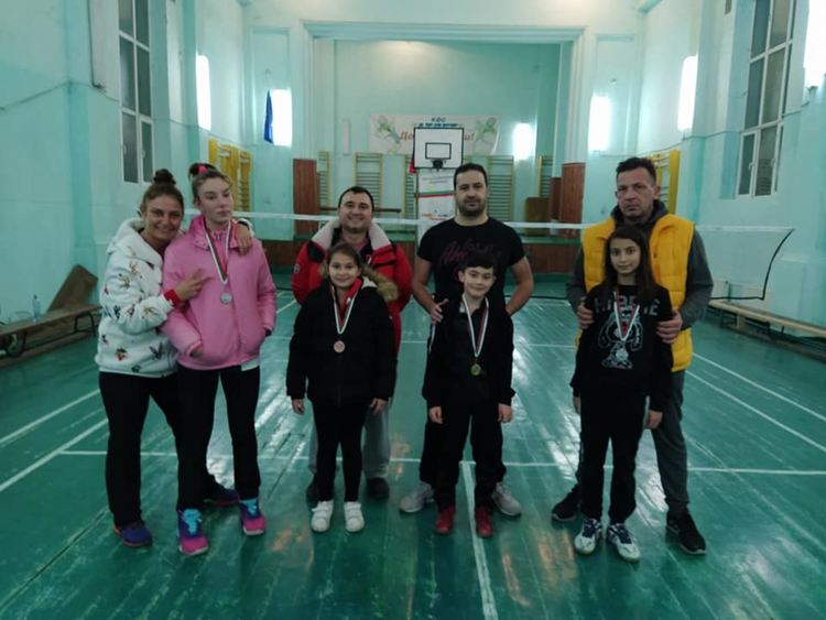 42 двойки се състезаваха в турнир за бадминтонисти и техните родители