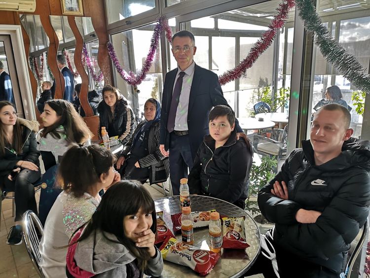 Кметът се срещна с кръгли сираци