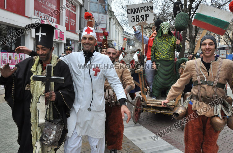 Десетки чанове на кукери огласиха Хасково и прогониха злото