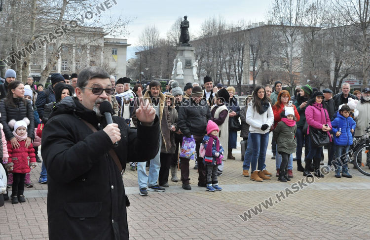Десетки чанове на кукери огласиха Хасково и прогониха злото