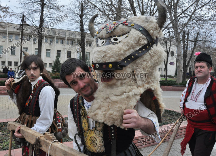 Десетки чанове на кукери огласиха Хасково и прогониха злото