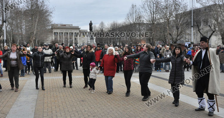 Десетки чанове на кукери огласиха Хасково и прогониха злото