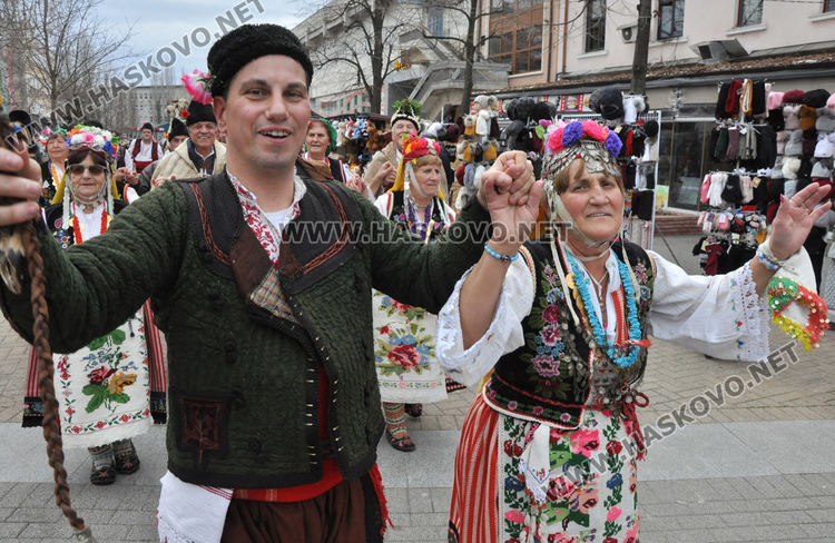 Десетки чанове на кукери огласиха Хасково и прогониха злото