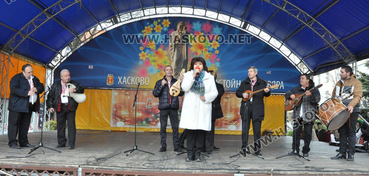 Десетки чанове на кукери огласиха Хасково и прогониха злото