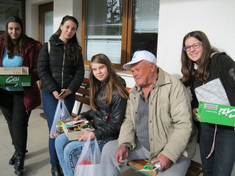 Деца от неделното училище разплакаха старите хора във Фатово