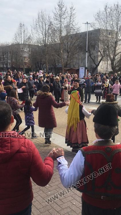 Десетки чанове на кукери огласиха Хасково и прогониха злото