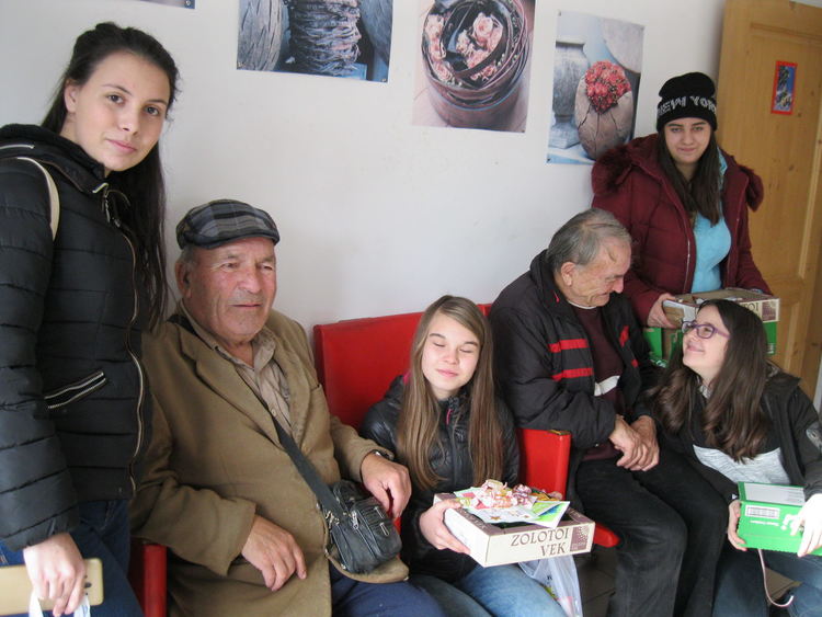 Деца от неделното училище разплакаха старите хора във Фатово