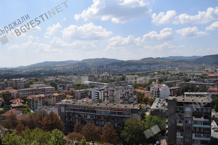 Променлива облачност и слаб вятър в Кърджали