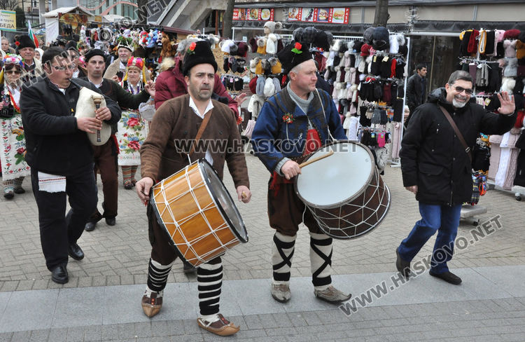 Десетки чанове на кукери огласиха Хасково и прогониха злото