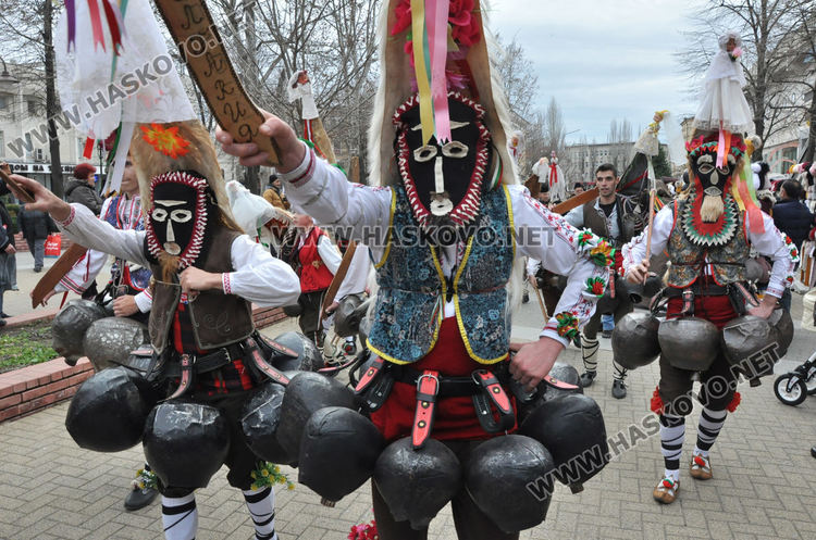 Десетки чанове на кукери огласиха Хасково и прогониха злото
