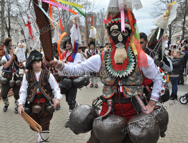 Десетки чанове на кукери огласиха Хасково и прогониха злото