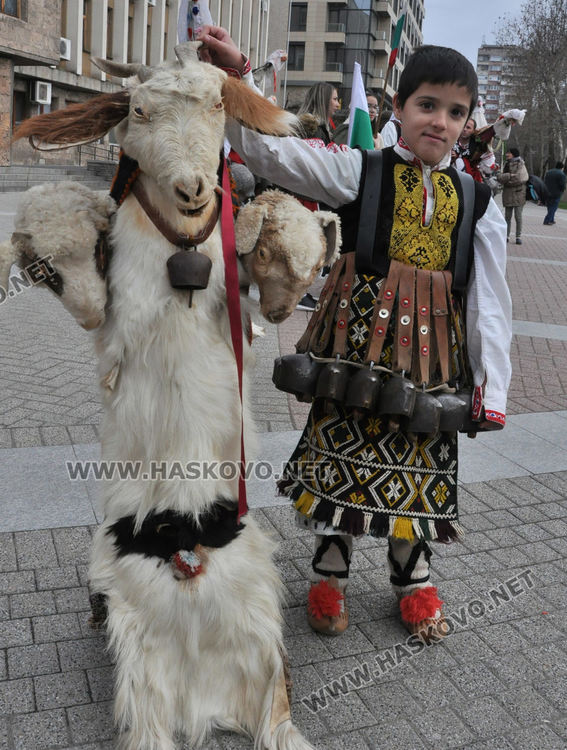 Най-малкият кукер-9-годишният Георги Чобанов