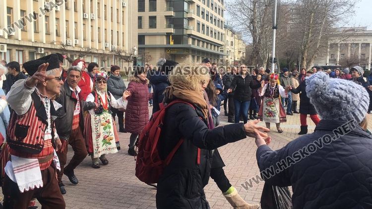 Десетки чанове на кукери огласиха Хасково и прогониха злото