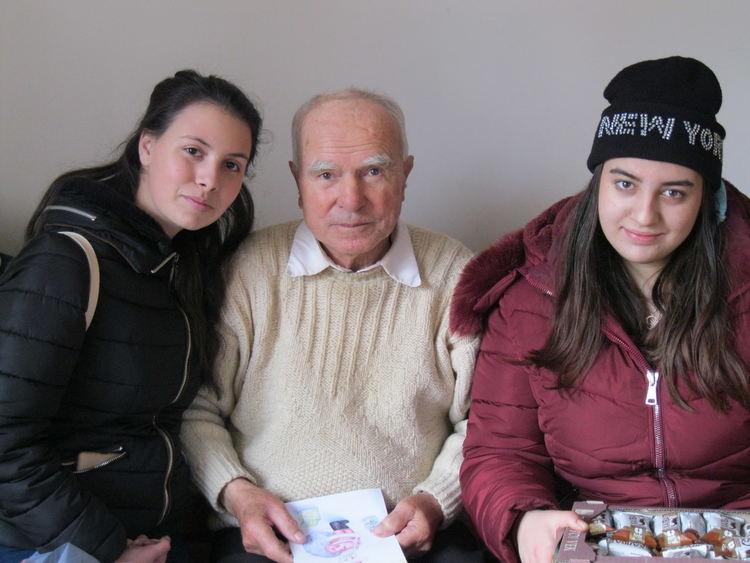 Деца от неделното училище разплакаха старите хора във Фатово