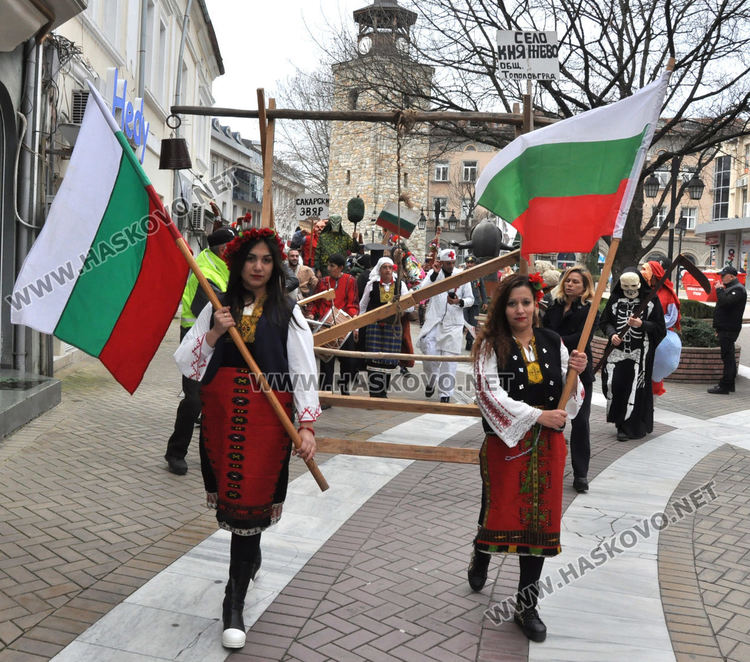 Десетки чанове на кукери огласиха Хасково и прогониха злото