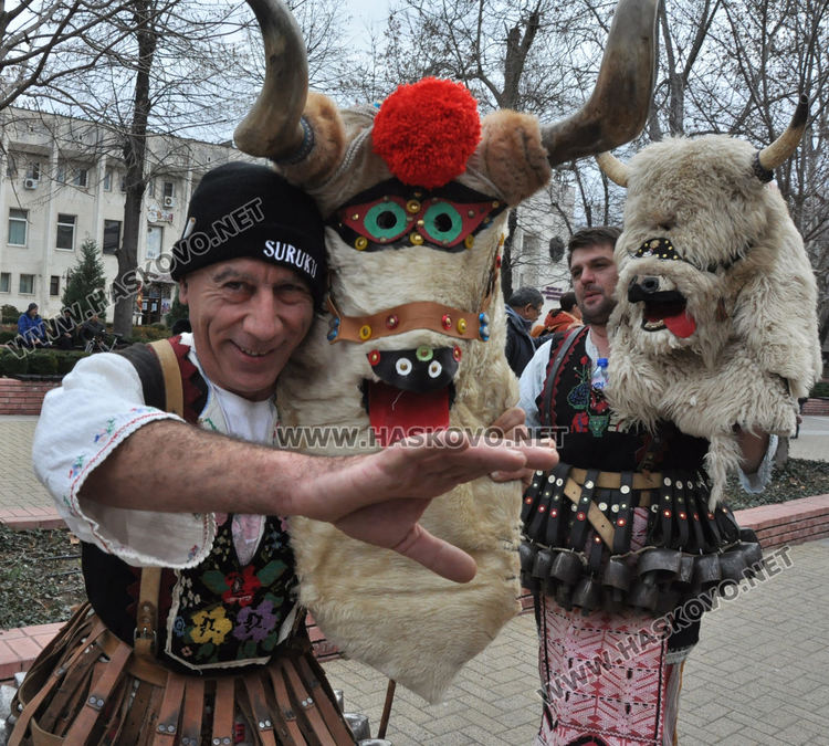 Десетки чанове на кукери огласиха Хасково и прогониха злото