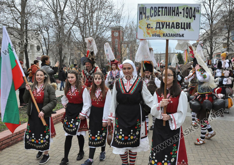 Десетки чанове на кукери огласиха Хасково и прогониха злото