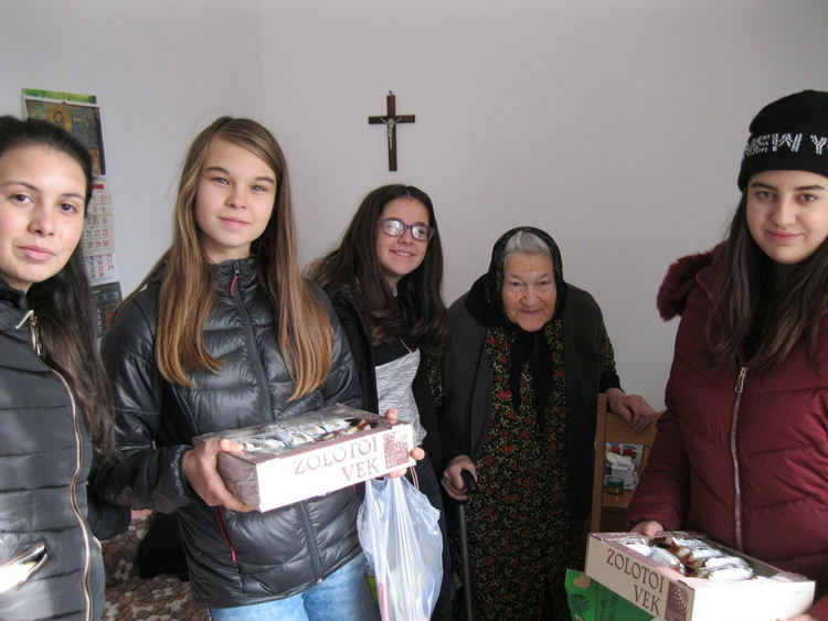 Деца от неделното училище разплакаха старите хора във Фатово