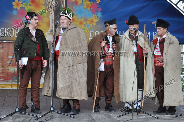 Десетки чанове на кукери огласиха Хасково и прогониха злото