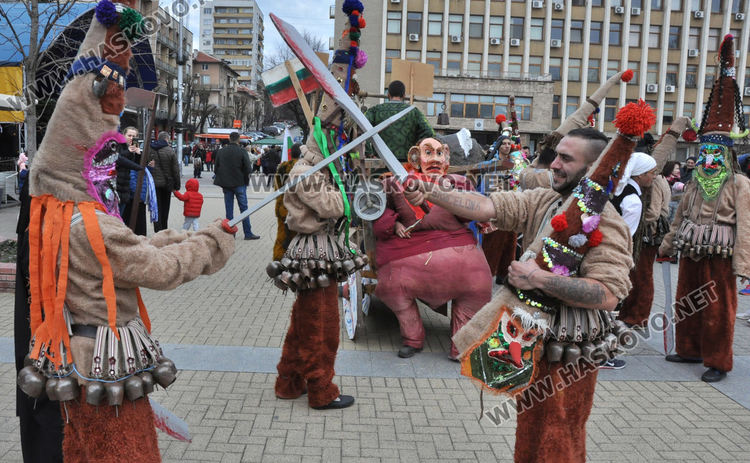 Десетки чанове на кукери огласиха Хасково и прогониха злото