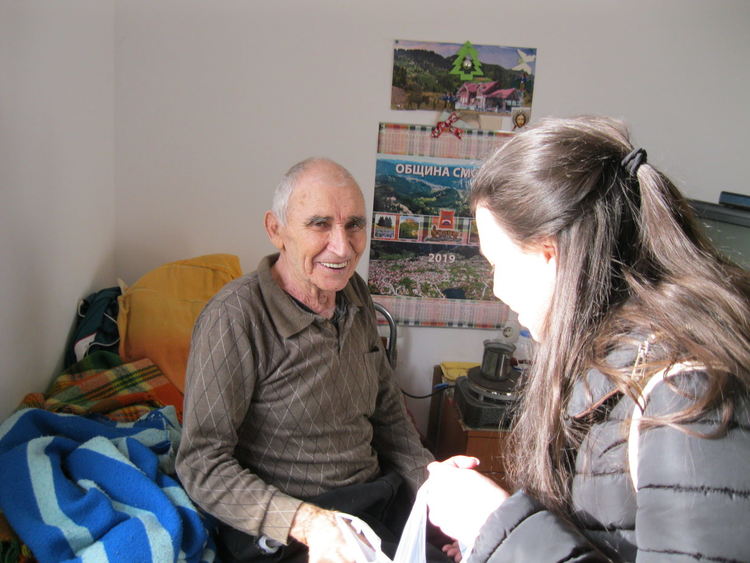 Деца от неделното училище разплакаха старите хора във Фатово